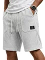 Detail von grauen Waffel-Struktur-Shorts für Herren mit Kordelzug und aufgesetzter Tasche - S / Unterteile / Weiß