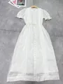 Vue détaillée d'une robe midi blanche de style japonais avec dentelle et manches bouffantes - S / Blanc
