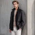 Vista detallada de la chaqueta de trabajo vintage negra para hombre lucida por modelo - S / Tops / Negro
