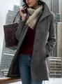 Gros plan d'un manteau en laine gris vintage dans un décor de ville enneigée d'hiver. - S / Hauts / Gris