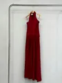 Elegante donkerrode mouwloze maxi-jurk met halternek en een gedetailleerde geplooide rok - S / Top En Bottom / Rood
