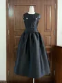 Elegante abito nero senza maniche in stile francese con bottoni dorati e gonna ampia - Nero