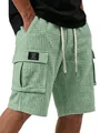 Detailansicht der grünen Waffelstrick-Cargo-Shorts für Herren mit praktischer Tasche - 3XL / Unterteile / Bohnengrün