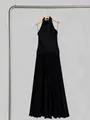 Elegante zwarte maxi-jurk met halternek en plissérok in minimalistische Franse stijl - S / Top En Bottom / Zwart