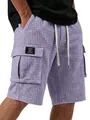 Nahaufnahme der lila Waffelstrick-Cargoshorts mit Kordelzug und Seitentaschendetail - 3XL / Unterteile / Hellviolett