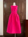 Elegante mouwloze fuchsia roze jurk in Franse stijl op een mannequin voor de presentatie - S / Bottoms / Roze