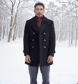 Elegante cappotto di lana da uomo in stile marina britannica in una foresta innevata - Taglia S / Top / Blu navy
