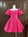 Vista detallada de un minivestido retro francés rosa fucsia con llamativas mangas abullonadas - S / Estilo Corto - Top Y Bottom / Rosa