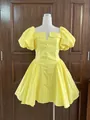 Vista detallada de un minivestido amarillo vintage francés con mangas abullonadas - S / Estilo Corto - Top Y Bottom / Amarillo