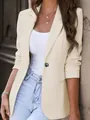 Gedetailleerd overzicht van een professionele beige blazer met een enkelknoops ontwerp. - Abrikoos