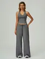 Detalle de un conjunto de descanso gris de dos piezas con top halter y pantalones anchos - Gris