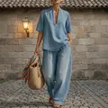 Set due pezzi in denim azzurro minimalista con top a V morbido e pantaloni larghi - Taglia S / Top E Pantaloni / Azzurro