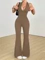 Detailansicht eines braunen rückenfreien Jumpsuits mit Neckholder und ausgestelltem Bein - Khaki