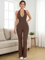 Detail eines braunen Neckholder-Jumpsuits mit tiefem V-Ausschnitt und weitem Beinverlauf - Braun