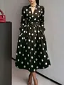 Vue détaillée de la robe vintage à pois style Hepburn avec jupe plissée - S / Haut Et Bas / Noir