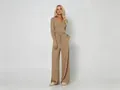 Vorderansicht Model in braunem geripptem Strick-Loungewear-Set mit Henley-Oberteil - Khaki