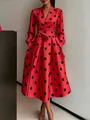 Vue détaillée d'une robe rouge à pois de style Hepburn avec ceinture à la taille - S / Haut Et Bas / Rouge
