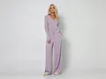 Elegantes lavendelfarbenes Strick-Set mit geripptem Henley-Oberteil und weiter Hose. - Lila