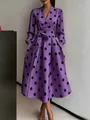 Détail de l'élégante robe mi-longue violette à pois de style vintage avec ceinture. - S / Haut Et Bas / Violet