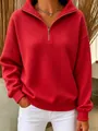 Détail d'un sweat-shirt rouge à quart de zip, texture en maille gaufrée et coupe décontractée - S / Hauts / Rouge