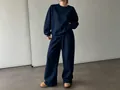 Completo da donna minimalista con felpa blu scuro e pantaloni a gamba larga per l'inverno - Blu scuro