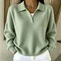 Dettaglio di un maglione in maglia ampia verde salvia con colletto a polo - Taglia S / Top / Verde chiaro