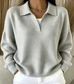 Detailansicht eines grauen Rippstrick-Polo-Pullovers mit lockerer Passform und V-Ausschnitt - S / Oberteile / Grau