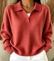 Dettaglio del maglione in maglia a coste rosa terracotta da donna con colletto a polo - Taglia S / Top / Rosso