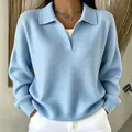 Vista dettagliata del maglione in maglia azzurro da donna con colletto polo casual - Taglia S / Top / Celeste