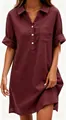 Dettaglio abito a camicia bordeaux in cotone e lino con scollo a V e bottoni sul davanti. - Borgogna