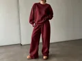 Set sportivo bordeaux da donna con felpa a girocollo e pantaloni a gamba larga - Borgogna