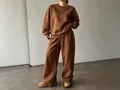 Completa tuta sportiva marrone due pezzi con felpa girocollo e pantaloni larghi premium - Marrone scuro