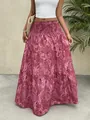 Donna che indossa una gonna lunga a balze rosa con motivo paisley in stile estivo - Taglia S / Pantaloni e gonne / Rosso