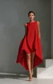 Élégante robe rouge sans manches à ourlet irrégulier pour la mode estivale. - Rouge