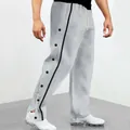 Détail du pantalon de sport gris pour homme avec bandes latérales noires et boutons - S / Bas / Gris clair