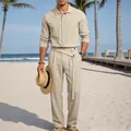 Lässiges Herren-Leinen-Set aus Hemd und Hose in Beige am sonnigen Strandhintergrund - S / Oberteil Und Unterteil / Khaki
