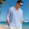 Dettaglio di camicia in lino azzurro leggero con taschino sul petto e trama materica. - Celeste