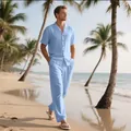 Detalle del conjunto de verano para hombre de lino azul claro con camisa y pantalón largo - Azul claro