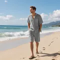 Herren Set aus grauem Leinen-Kurzarmhemd und Shorts, getragen von Model am sonnigen Strand - S / Oberteil Und Unterteil / Grau