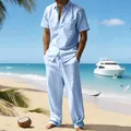Hombre con camisa de lino azul claro de manga corta y pantalón largo en la playa - Azul cielo