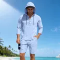 Heren linnen set met lichtblauw shirt met capuchon en korte broek voor strand - Lichtblauw