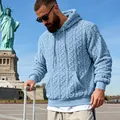 Vue détaillée d'un sweat à capuche bleu clair porté par un mannequin à New York - Bleu clair
