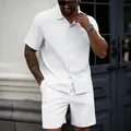 Detailansicht eines weißen einfarbigen Herren-Freizeitsets mit Kurzarmhemd und Shorts - S / Oberteil Und Unterteil / Weiß