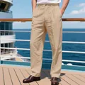 Primo piano di pantaloni casual da uomo in lino a righe beige con mocassini in pelle - Taglia S / Pantaloni e gonne / Kaki