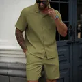Detailansicht eines olivgrünen Herren-Sommersets mit Hemd und passenden Shorts - Armeegrün