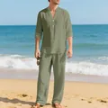Completo uomo in lino verde salvia con camicia a maniche lunghe e pantaloni in riva al mare - Verde militare