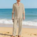Detailoverzicht van ademende beige linnen strandset voor heren op een zonnige kustlijn - S / Boven- En Onderstuk / Khaki