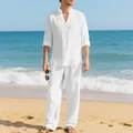 Model in wit linnen strandset met henleyshirt en losse broek op een zonnig zandstrand - S / Boven- En Onderstuk / Wit