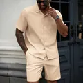 Sommeroutfit-Detail: Beiges Kurzarmhemd kombiniert mit passenden Freizeitshorts - S / Oberteil Und Unterteil / Khaki
