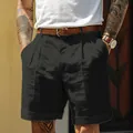 Dettaglio dei pantaloncini in lino nero da uomo con pieghe eleganti e risvolto. - Taglia S / Pantaloni e gonne / Nero